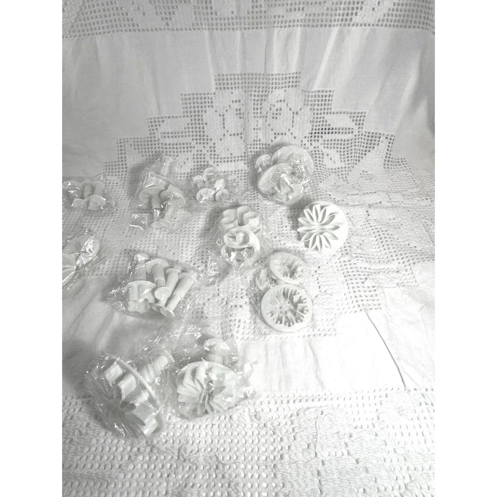 White Fondant Plunger Cutter Set Floral Snowflake Star Cake Decorating Tools